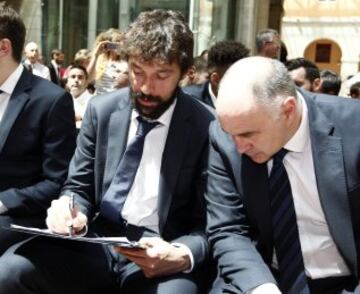 La plantilla del Real Madrid fue recibida en la sede de la Comunidad de Madrid por Cristina Cifuentes.