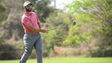 El golfista español Jon Rahm golpea una bola durante la jornada final del Mexico Open en Puerto Vallarta, Jalisco.