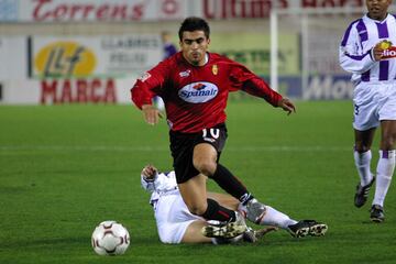 El gran pasador. De sus botas nacieron los mejores goles de los delanteros con los que coincidió, como Etoo o Güiza al que hizo pichichi. Su calidad marcó diferencias en dos etapas. Finalista en la Recopa-99 y campeón de la Supercopa de España-99, así como de la Copa del Rey en 2003. Jugó Champions con el Mallorca.