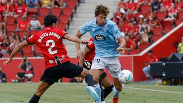 Marcos Alonso intenta superar a Mateu Jaume durante el partido entre el Mallorca y el Celta disputado en el estadio de Son Moix.