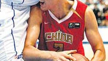 <b>PROHIBIDO EL PASO. </b>'Baby Shaq' intimida a Shipeng Wang. Wangacasado en el último Eurobasket, Turquía festeja un buen Mundial.