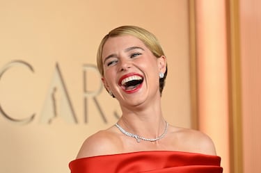 Jessie Buckley posa en la alfombra roja del Dolby Theatre.