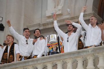 Paulista, Parejo, Guedes y Jaume, en el balcón.