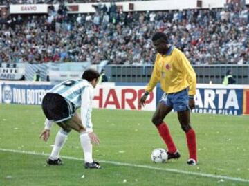 Con goles de Fredy Rincón (x2), Asprilla (x2) y Adolfo 'El Tren' Valencia, Colombia goleó a Argentina en Buenos Aires.