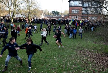 Vista general de un jugador con el balón durante el partido.