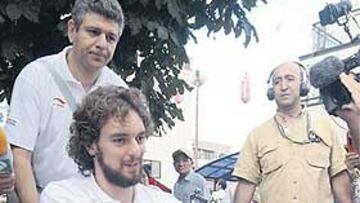 <b>PRUEBAS. </b>Pau salió del hospital en silla de ruedas acompañado por el doctor Galiano.