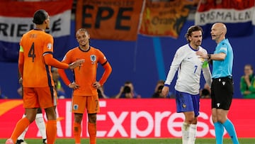 Netherlands' forward #07 Xavi Simons (2ndL) after the goal he scored was disallowed by English referee Anthony Taylor (R) following a VAR review during the UEFA Euro 2024 Group D football match between the Netherlands and France at the Leipzig Stadium in Leipzig on June 21, 2024. (Photo by Odd ANDERSEN / AFP)