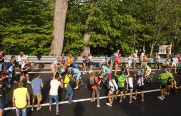 Alberto Contador se viste la maglia rosa de líder en la etapa 5 del Giro entre La Spezia y Abetone.