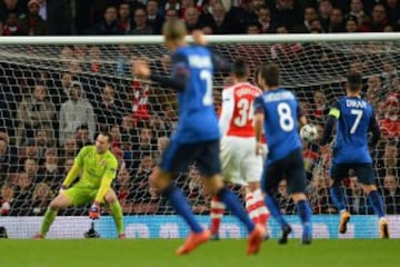 Ospina tuvo poco trabajo en el primer tiempo. Recibió un gol en un remate de Kondogbia que se desvió en Mertesacker.