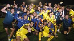 El Cádiz celebra el ascenso a Segunda junto a su afición