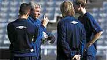 <B>REUNIÓN</b>. Luis habló con Bastía, Jordi y Héctor una vez acabada la sesión preparatoria de ayer.