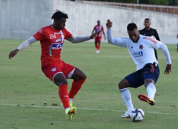 Los dirigidos por Reinaldo Rueda continúan su preparación para el juego vs Honduras y disputaron dos partidos amistosos en el Romelio Martínez.