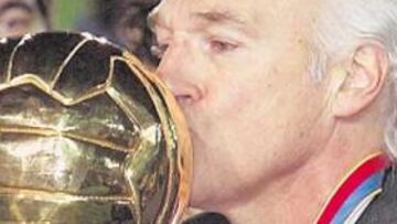 <b>GANADOR. </b>Carlos Bianchi besa la Copa Intercontinental cosechada con Boca Juniors.