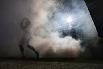 El jugador de los San Diego Chargers, Melvin Ingram, sale al terreno de juego para medirse a los Tennessee Titans.