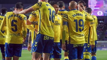 VALLADOLID, 29/02/2025.- El delantero de Las Palmas Sandro Ramírez (2d) celebra con sus compañeros tras anotar el primer gol de su equipo durante el partido de LaLiga EA Sports que Real Valladolid y UD Las Palmas disputan este viernes en el estadio de José Zorrilla de Valladolid. EFE/R. García