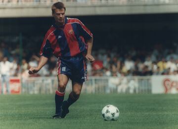 Lleg¨® al FC Barcelona en 1994 procedente del Sporting de Gij¨®n con intenci¨®n de ser el sustituto de Julio Salinas. La realidad es que solo jug¨® 3 partidos en toda la temporada y no marc¨® ning¨²n gol. Se fue al Albacete en la temporada siguiente, equipo con el que baj¨® a Segunda Divisi¨®n y finalmente se retir¨® en 1998 cuando jugaba en el Real Murcia.