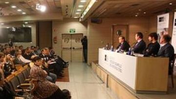 <b>RESPUESTAS. </b>Valdano valoró la propuesta de Antiviolencia antes de un acto de la Escuela de Estudios.