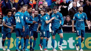 El delantero portugu&eacute;s del Real Madrid Cristiano Ronaldo (3i) celebra con sus compa&ntilde;eros el primer gol de su equipo ante el Valencia, durante el partido de liga correspondiente a la vig&eacute;simo primera jornada que se disputa en el estadi