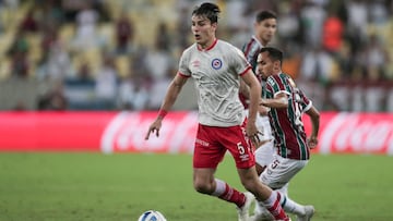 AME9090. RÍO DE JANEIRO (BRASIL), 08/08/2023.- Vinícius Moreira de Lima (d) de Fluminense disputa un balón con Federico Redondo de Argentinos hoy, en un partido de los octavos de final de la Copa Libertadores entre Fluminense y Argentinos Juniors en el estadio Maracaná?? en Río de Janeiro (Brasil). EFE/ Andre Coelho
