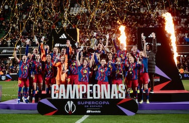 Las jugadoras del Barcelona levantan el trofeo de campeonas de Supercopa de España.