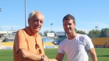 <b>ACUERDO. </b>Julián Villena y Quini se dan la mano tras firmar.