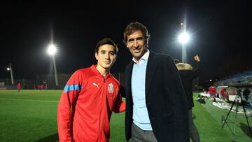 Raúl González pasó el tiempo con algunos jugadores de Chivas en el entrenamiento que sostuvieron el Valdebebas.