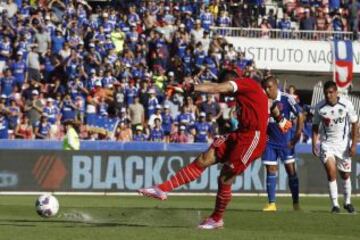 Johnny Herrera se atrevió a tirar un penal, pero falló.