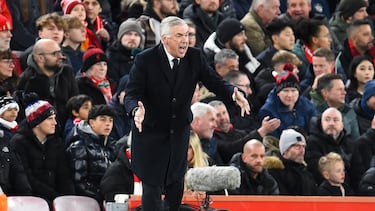 Liverpool (United Kingdom), 27/11/2024.- Real Madrid head coach Carlo Ancelotti gestures on the touchline during the UEFA Champions League match between Liverpool and Real Madrid in Liverpool, Britain, 27 November 2024. (Liga de Campeones, Reino Unido) EFE/EPA/PETER POWELL