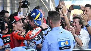 Marc Márquez celebra a Álex por su victoria con la Ducati del Gresini en Jerez.