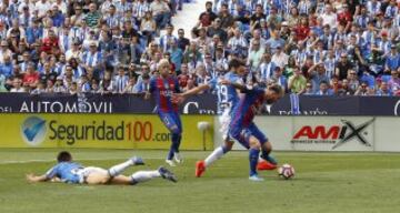 Messi centra para que Luis Suárez marque el 0-2.