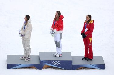 Marianne Fatton, medallista de oro del equipo suizo, Emily Harrop, medallista de plata del equipo francés, y Ana Alonso Rodríguez, medallista de bronce del equipo español, participan en el himno nacional de la prueba de velocidad femenina de esquí de montaña. 