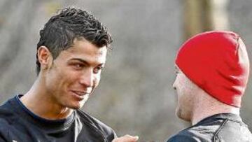 <b>CONTENTO. </b>Cristiano bromea con Rooney en un entrenamiento.