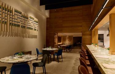 El restaurante Quintonil, ubicado en Polanco, Ciudad de México (CDMX), es uno de los máximos exponentes de la cocina mexicana contemporánea a nivel global. Fue fundado en 2012 por el chef Jorge Vallejo y su esposa Alejandra Flores, encargada de la hospitalidad y la sala. La cocina de Quintonil se enfoca en enaltecer los sabores mexicanos a través de una mirada contemporánea, técnica y sostenible, manteniendo un profundo respeto por el origen y la tradición.



