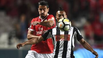 Andre Almeida y Fabricio Messias pelean por un bal&oacute;n durante el partido de liga portuguesa entre el Benfica y el Portimonense.