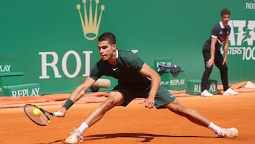 El tenista español Carlos Alcaraz devuelve una bola durante su partido ante Sebastian Korda en el Masters 1.000 de Montecarlo.