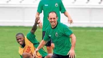 <b>CARISMA. </b>Munitis se duele en una acción del entrenamiento de ayer, con Diop y Geijo detrás.