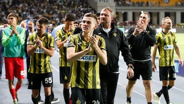 Soccer Football - UEFA Champions League - Play Off - Second Leg - Kairat v Celtic - Ortalyk Stadion, Almaty, Kazakhstan - August 27, 2025 Kairat's Aleksandr Mrynskiy and teammates celebrate after winning the penalty shootout and qualifying for the UEFA Champions League REUTERS/Pavel Mikheyev