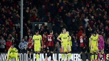 Soccer Football - Premier League - AFC Bournemouth v Tottenham Hotspur - Vitality Stadium, Bournemouth, Britain - January 7, 2026 Tottenham Hotspur's Cristian Romero and Micky van de Ven look dejected after the match Action Images via Reuters/Paul Childs EDITORIAL USE ONLY. NO USE WITH UNAUTHORIZED AUDIO, VIDEO, DATA, FIXTURE LISTS, CLUB/LEAGUE LOGOS OR 'LIVE' SERVICES. ONLINE IN-MATCH USE LIMITED TO 120 IMAGES, NO VIDEO EMULATION. NO USE IN BETTING, GAMES OR SINGLE CLUB/LEAGUE/PLAYER PUBLICATIONS. PLEASE CONTACT YOUR ACCOUNT REPRESENTATIVE FOR FURTHER DETAILS..