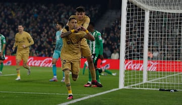 0-1. Raphinha celebra con Pedri el primer tanto que marca en el minuto 64.