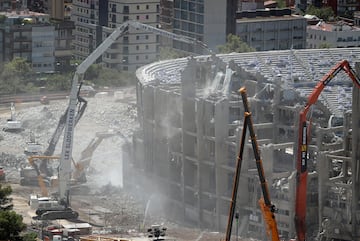Con la tercera grada demolida casi en su totalidad, las obras de remodelaci車n del Camp Nou avanzan hasta el momento seg迆n los plazos establecidos.