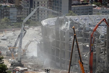 Con la tercera grada demolida casi en su totalidad, las obras de remodelacin del Camp Nou avanzan hasta el momento segn los plazos establecidos.