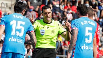 Martínez Munuera dialoga con Savic y De Paul durante el Mallorca-Atlético (21-22)