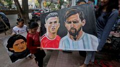 Students carry paintings depicting soccer players Diego Maradona, Cristiano Ronaldo and Lionel Messi ahead of FIFA World Cup Qatar 2022, outside an art school in Mumbai, India, November 18, 2022. REUTERS/Niharika Kulkarni