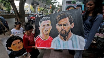 Students carry paintings depicting soccer players Diego Maradona, Cristiano Ronaldo and Lionel Messi ahead of FIFA World Cup Qatar 2022, outside an art school in Mumbai, India, November 18, 2022. REUTERS/Niharika Kulkarni