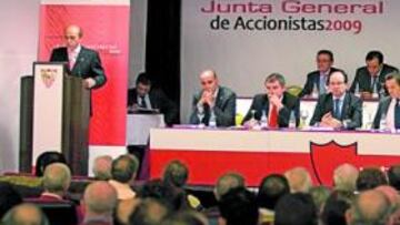 <b>APLAUDIDOS. </b>El Consejo salió de la junta elogiado por los resultados económicos y deportivos.