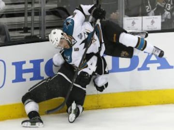 Partido de playoff Los Angeles Kings - San Jose Sharks. En la imagen Matt Greene (2) y James Sheppard (15).