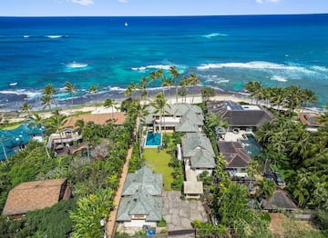Vista aérea de la casa que pone a la venta Kelly Slater en Hawái.