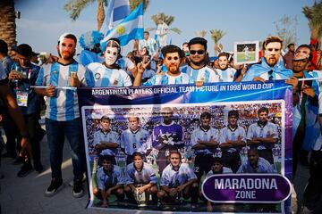 Varios grupos de ciudadanos cataríes han participado en un evento en Doha donde han apoyado a diferentes selecciones del Mundial. En la foto, en apoyo a la selección argentina. 