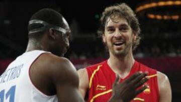 Pau Gasol con Pietrus durante un enfrentamiento entre España y Francia.