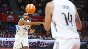 Trey Lyles, ala-pívot del Real Madrid, hace un pase al alero Gabriel Deck en el partido de la Liga Endesa ante el Casademont Zaragoza.